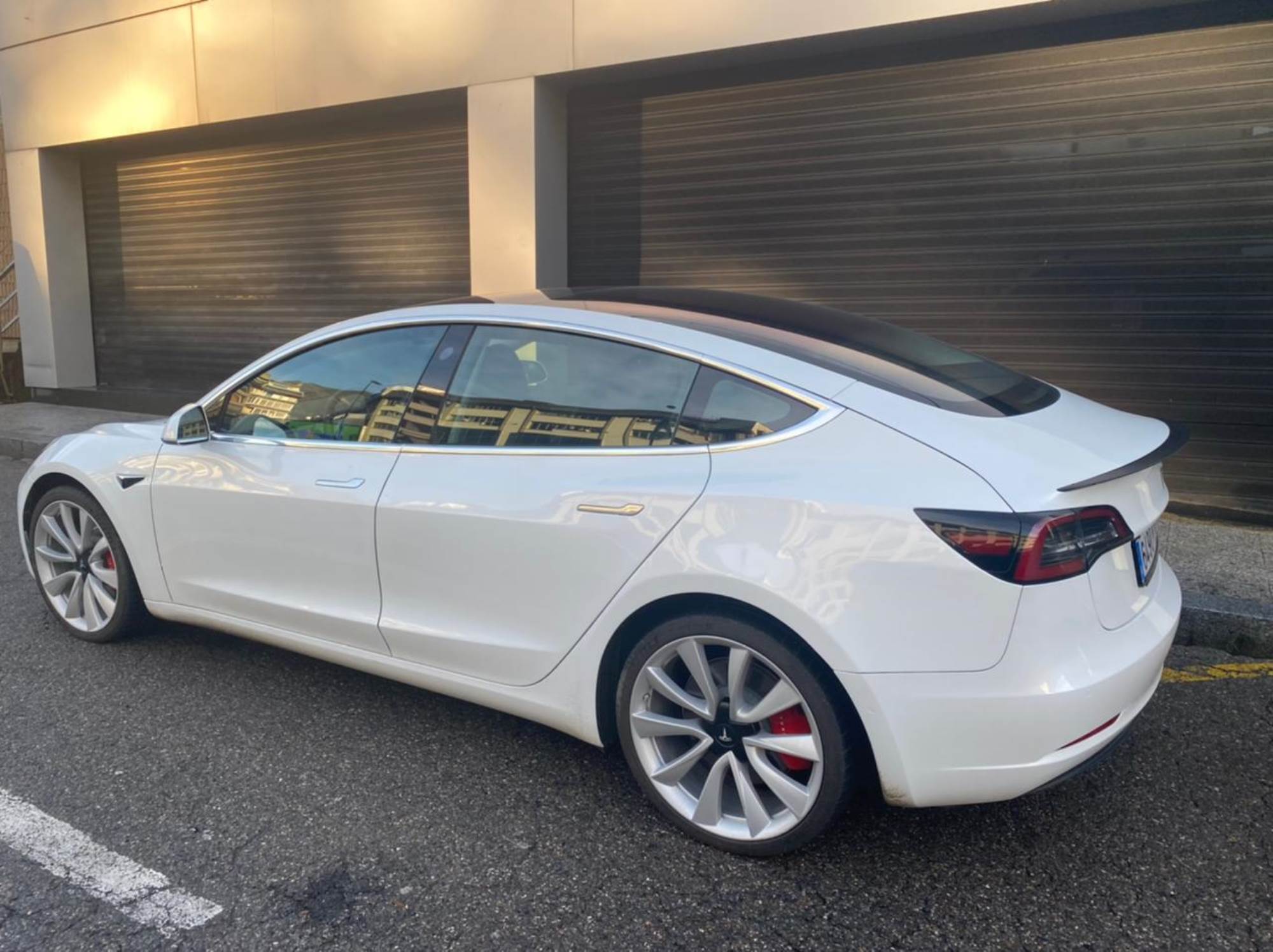 Tesla Model 3 STANDARD RANGE/PERFORMANCE renting