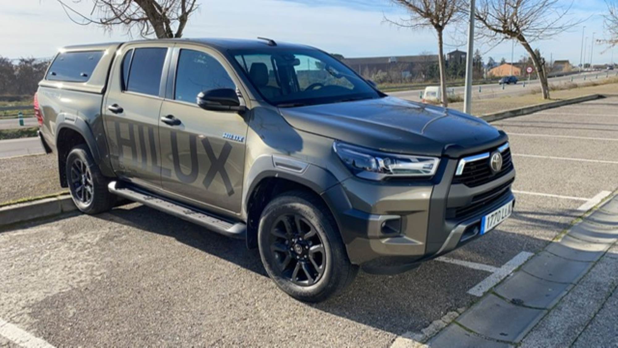 Toyota Hilux Doble Cabina 2.8 204D 4x4 INVENCIBLE 204CV HARD TOP