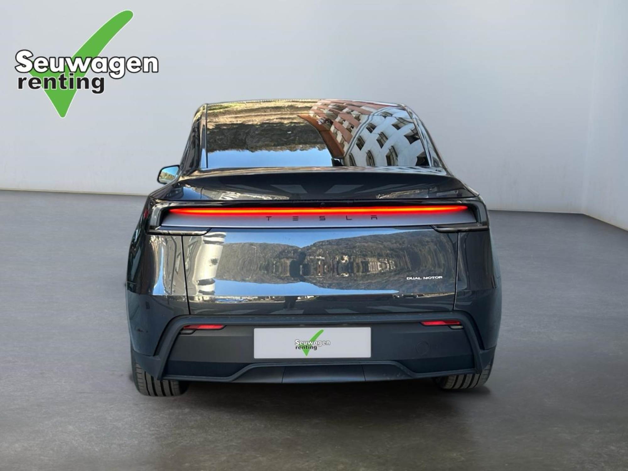 Tesla Model Y Pla de engega