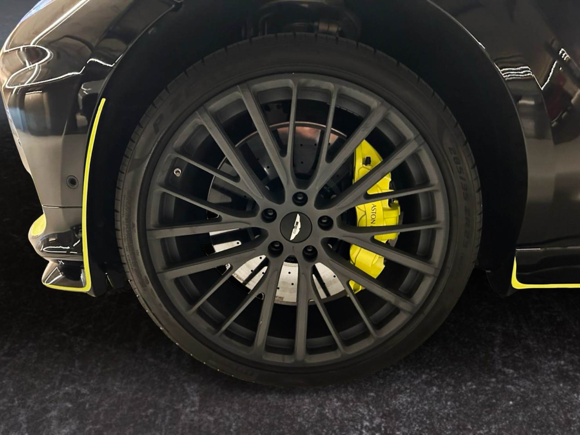 Aston Martin DBX 707 